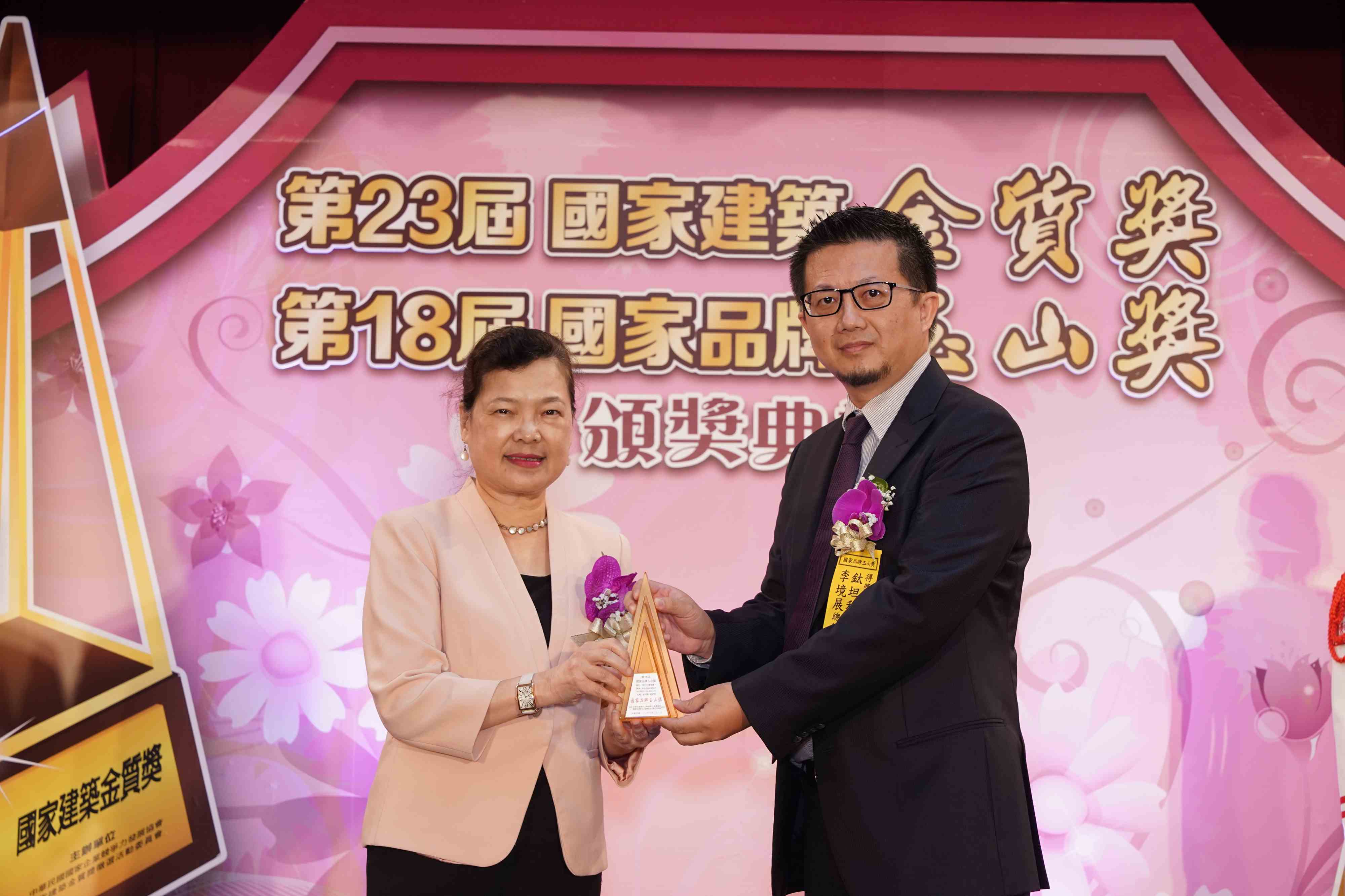 新加坡商鈦坦科技首度榮獲「國家品牌玉山獎」肯定！總經理李境展獲頒傑出企業領導人